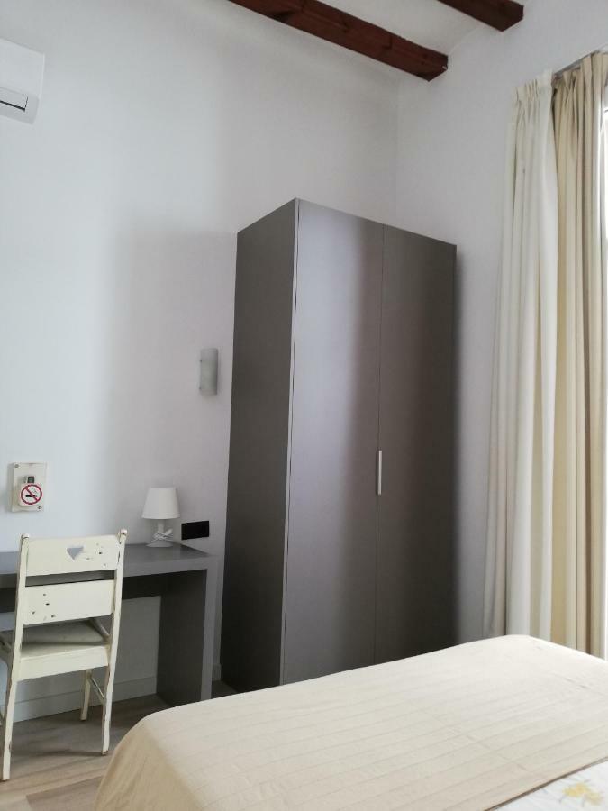 Hostal Parellades Sitges Extérieur photo